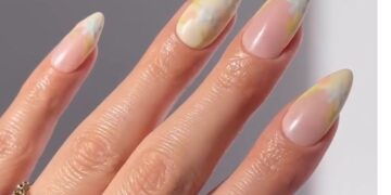 15 Stunning Butter Yellow Nail Ideas for Spring