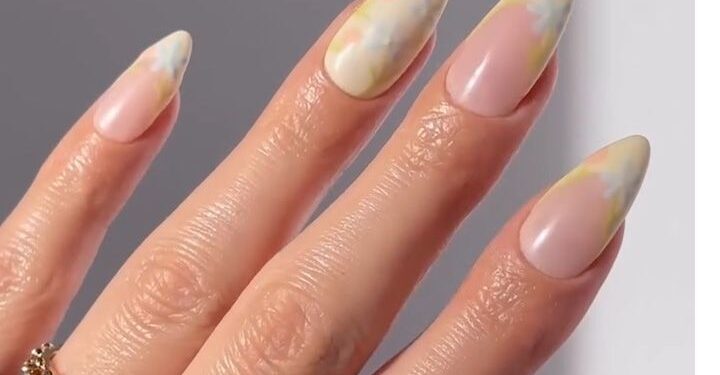 15 Stunning Butter Yellow Nail Ideas for Spring
