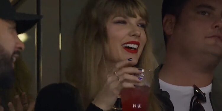 Recreate Taylor Swift's MetLife Manicure 14 Nails & Beauty Magazine Hubs